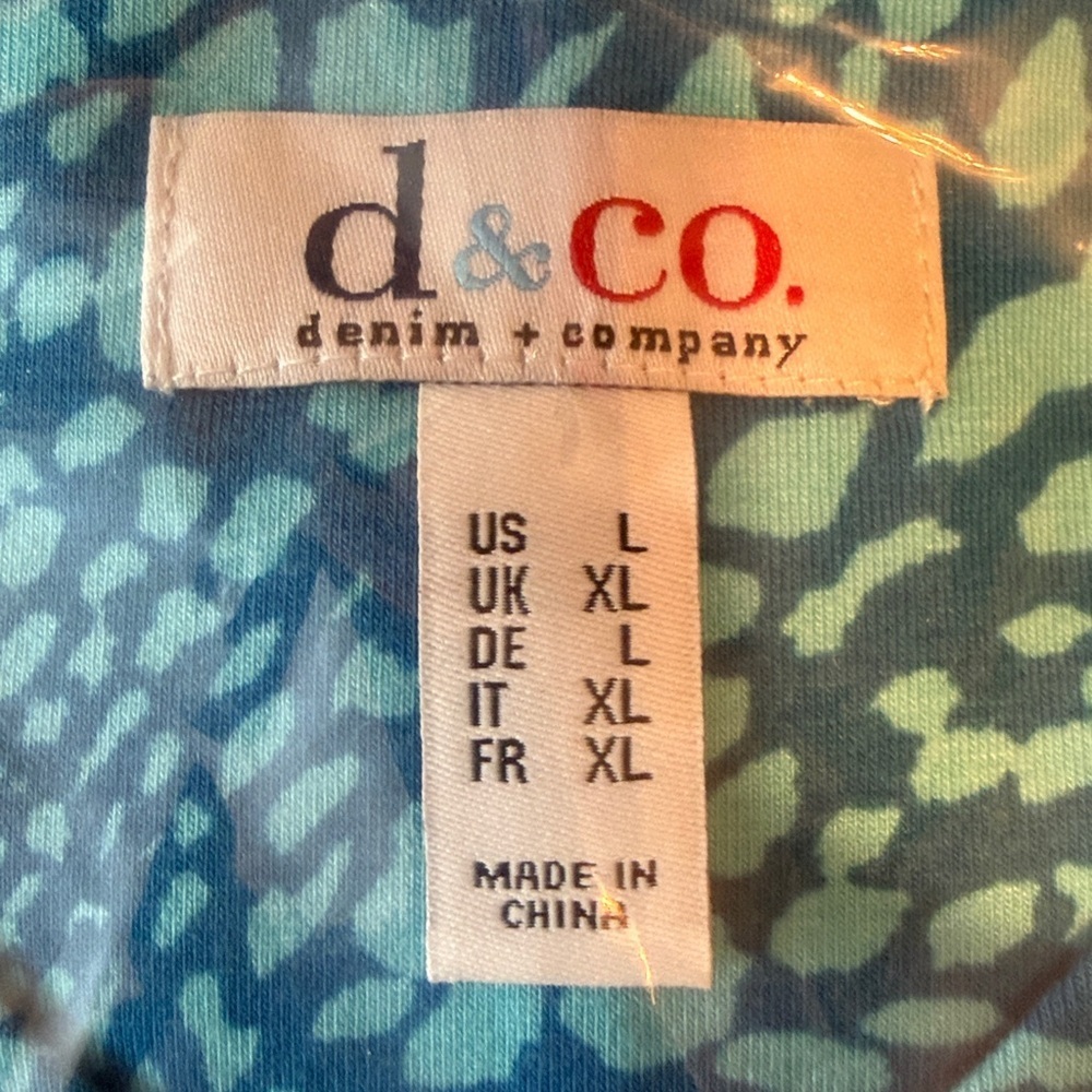 NWOT D&Co.  V-Neck Blue Snakeskin Patterned Tunic Top w Flirty Peplum - Picture 11 of 12